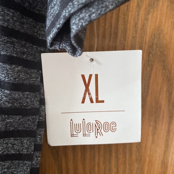 NWT LulaRoe GRAPHIC FRONT Unisex Tee - Picture 3 of 4